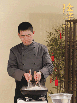 整只土雞冷水下鍋，加蔥姜、料酒焯水，撈出后用溫水清洗干凈。