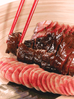 香腸、醬肉適合切片、醬鴨適合切塊。