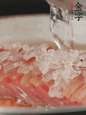 依舊放上冰糖100g、黃酒100g、水200g，鍋中再蒸15分鐘。