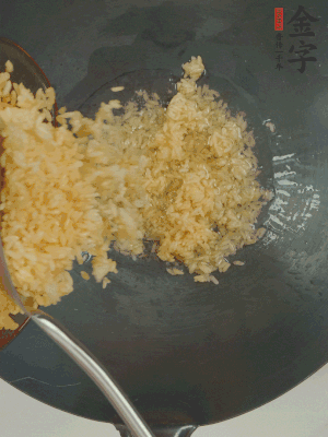 熱油下鍋，邊按壓邊翻炒均勻。