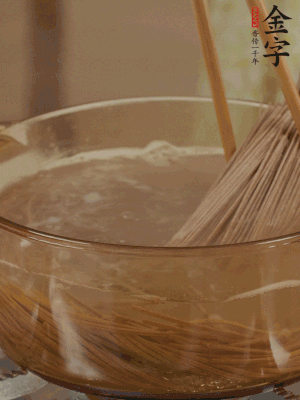 水開后下蕎麥面，煮2分鐘后過涼水備用。