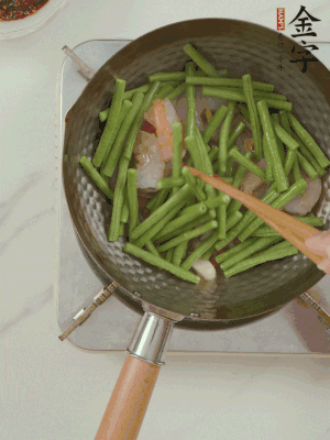 下掰好的缸豆段翻炒，略燜煮。