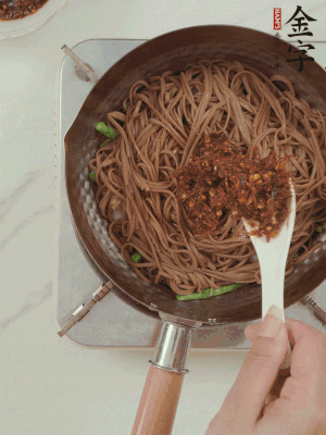 下蕎麥面，淋上少許醬油，加2勺金字火腿大師醬略翻炒即可。