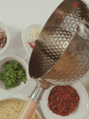 蒜末、小米辣、芝麻淋上熱油。