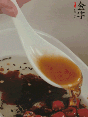 再加2勺生抽、1勺香醋攪拌。