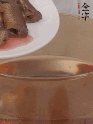 處理干凈的黃鱔段，加姜片、料酒沸水下鍋焯水。撈出用涼水沖洗干凈。