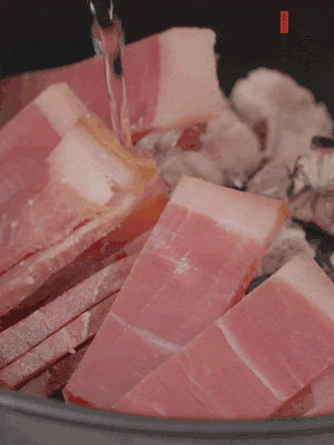 排骨、黃鱔段、金字火腿片放入砂鍋中，加沒過食材的水。