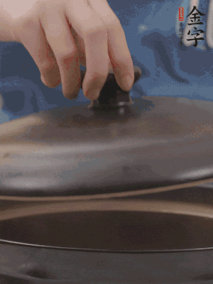 大火煮開后轉(zhuǎn)小火，燉煮20分鐘左右。