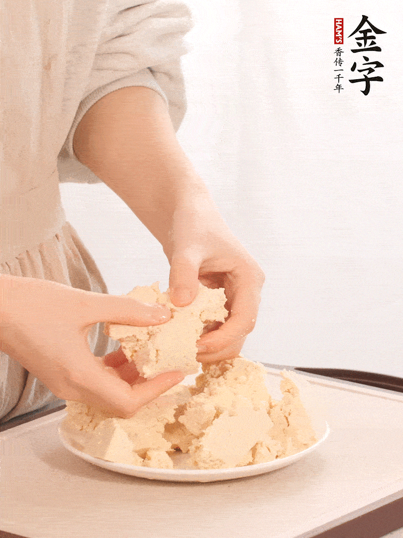 老豆腐用手掰成塊。