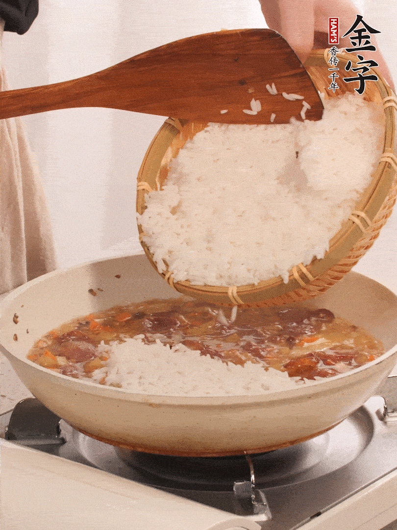 熱鍋燒油，香腸煸出油，加姜片去腥，加土豆、胡蘿卜、香菇翻炒到半熟，隨后加豆角、2小勺鹽、1大勺生抽，煸炒均勻。