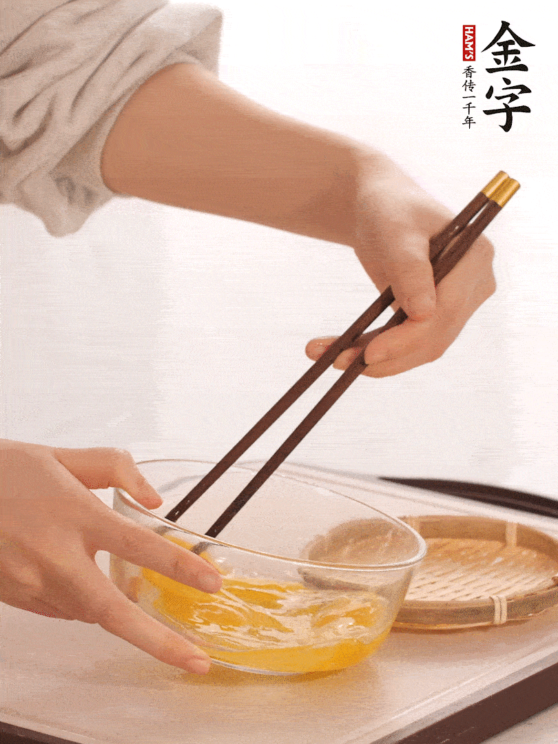 兩顆雞蛋打散。