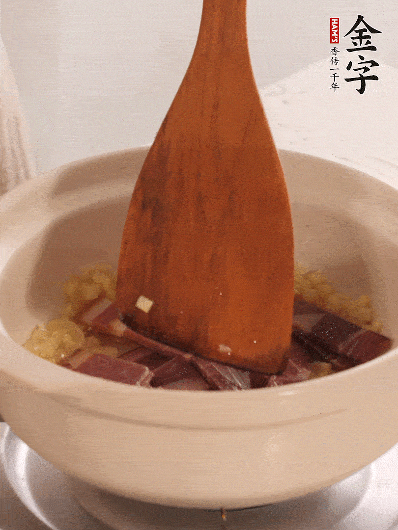 加熱水，加入白菜蓋上蓋子煨煮3分鐘。