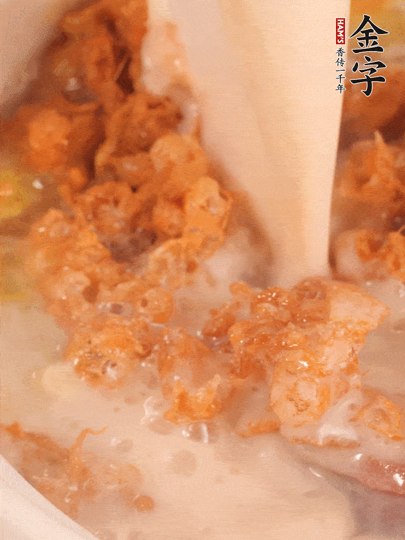 加入蛋酥再煨煮2分鐘，加入豆?jié){。