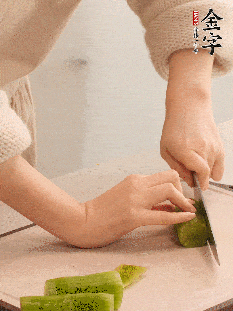 萵筍和白蘿卜用擦絲器擦成細絲。