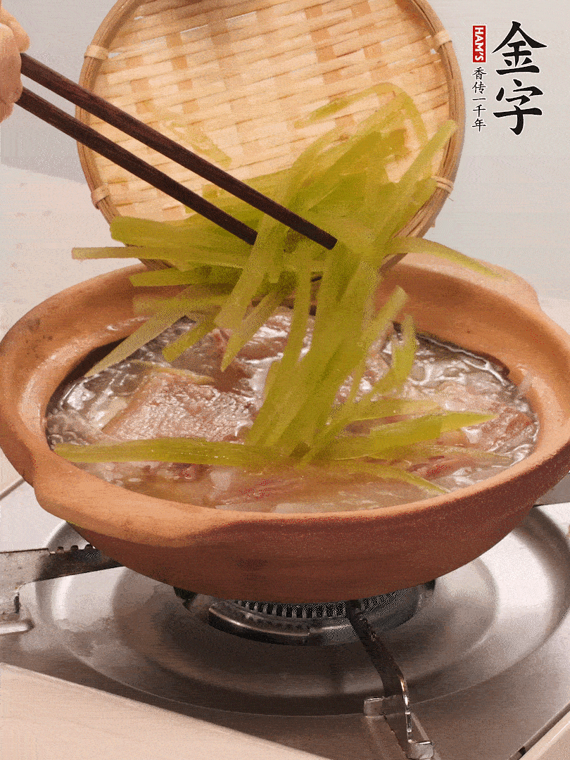 放入白蘿卜絲繼續(xù)炒軟炒至透明狀。