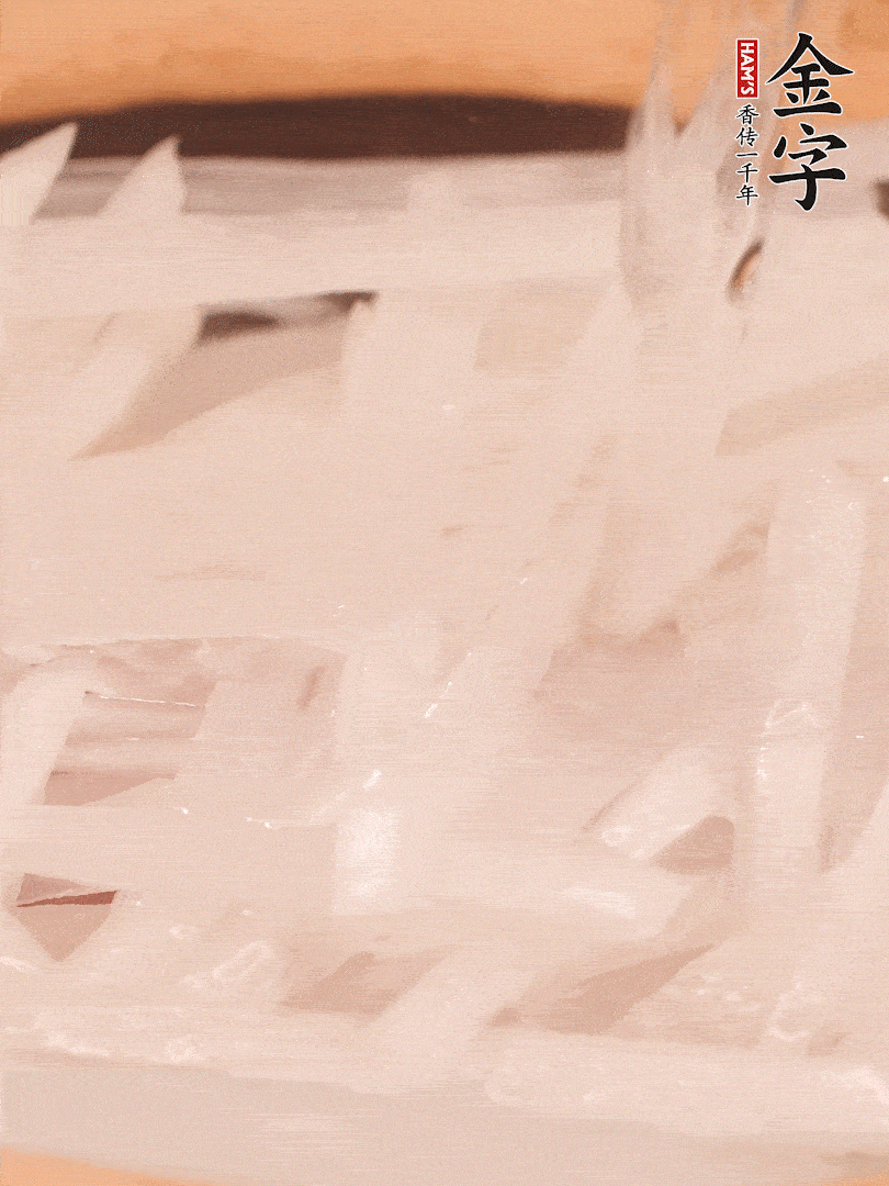 倒入熱水煮開后，轉(zhuǎn)小火燉煮10分鐘，呈奶白色湯底。