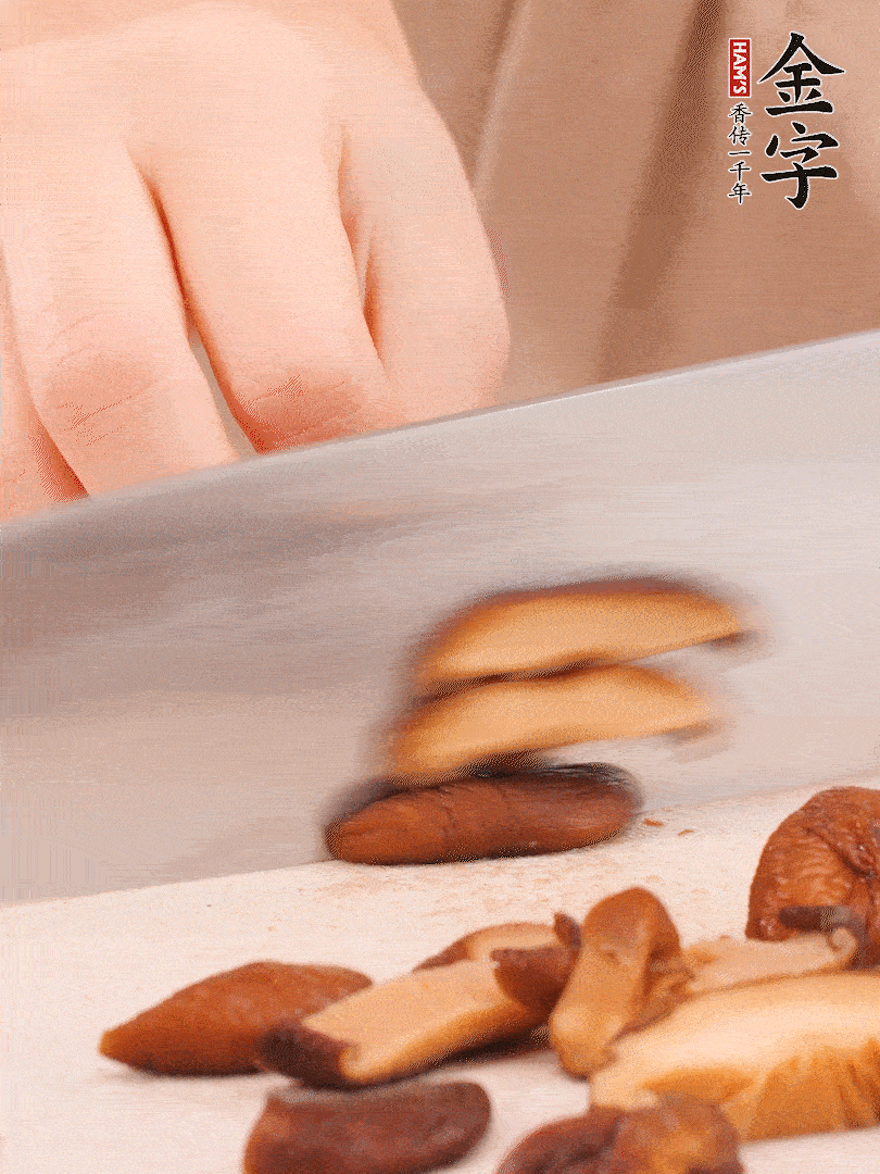 干香菇泡發(fā)，切成小塊。