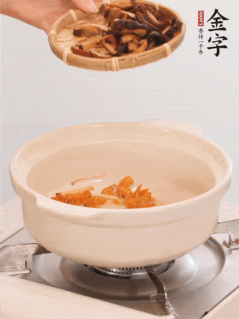 砂鍋倒入少許油，放入姜絲、海米小火煸香；再放入香腸、南瓜、干香菇一起翻炒2分鐘。