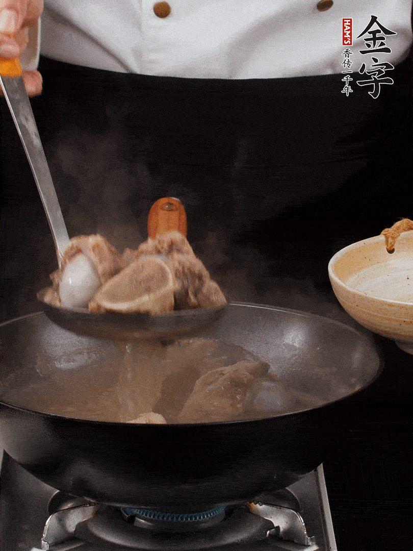 大筒骨清水浸泡30分鐘，中途換水2-3次。冷水下鍋，加姜片、料酒焯水，撇去浮沫。