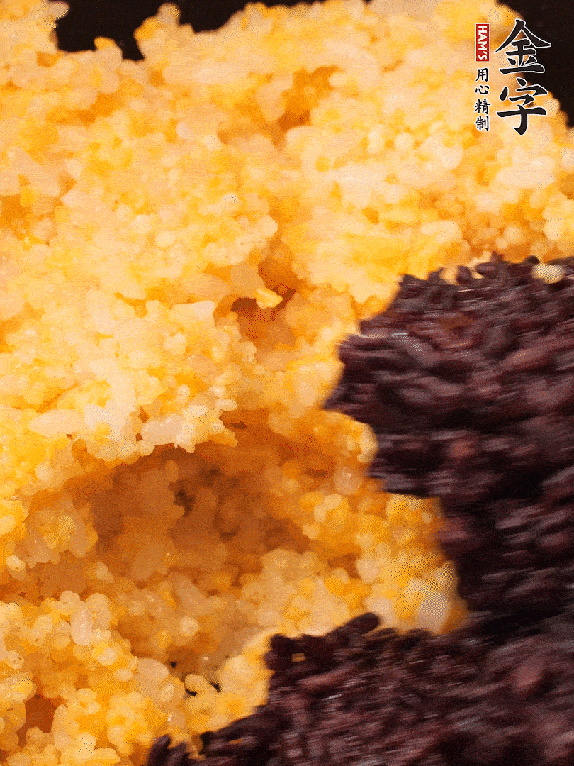 混合小米、紫米煮熟，加豬油攪拌均勻（紫米分開煮在攪拌）