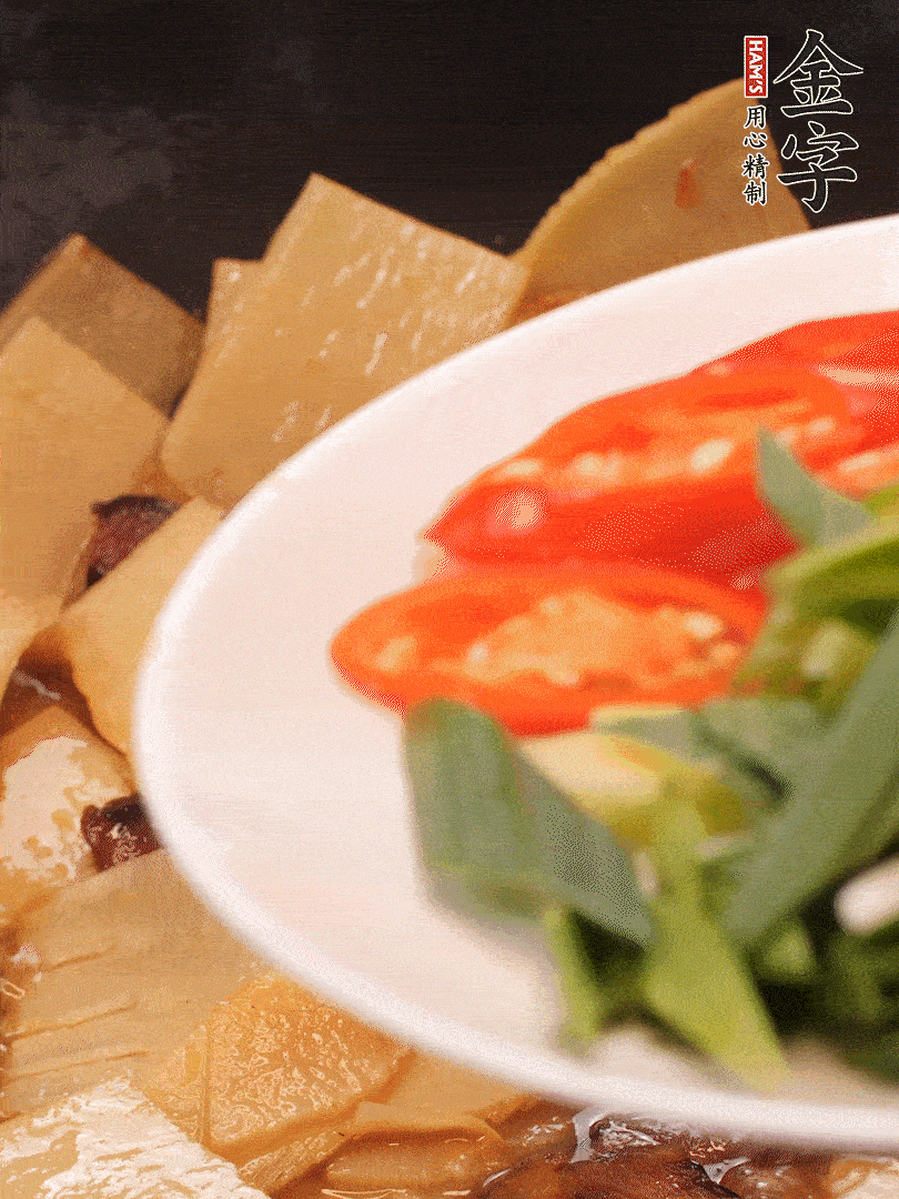 少許料酒增香，下蒜白、青紅辣椒略微翻炒