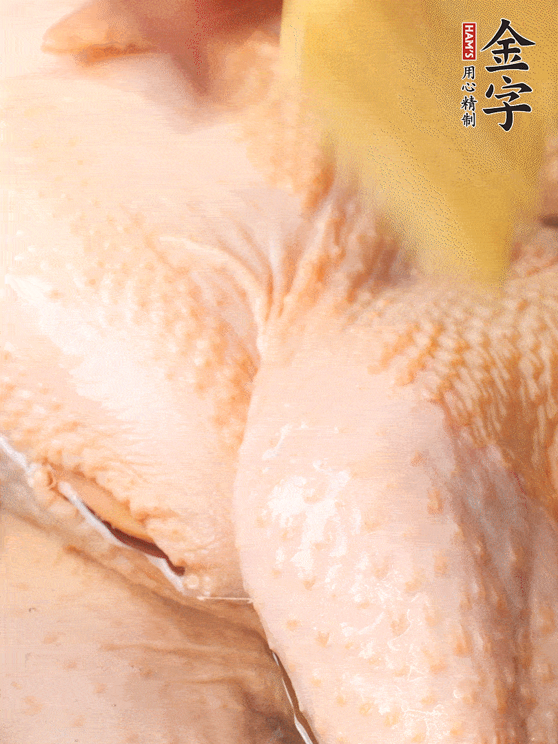 老母雞去頭去尾，斬去雞爪。冷水入鍋，加料酒、蔥姜焯水，煮出浮沫后撈出，用清水洗凈