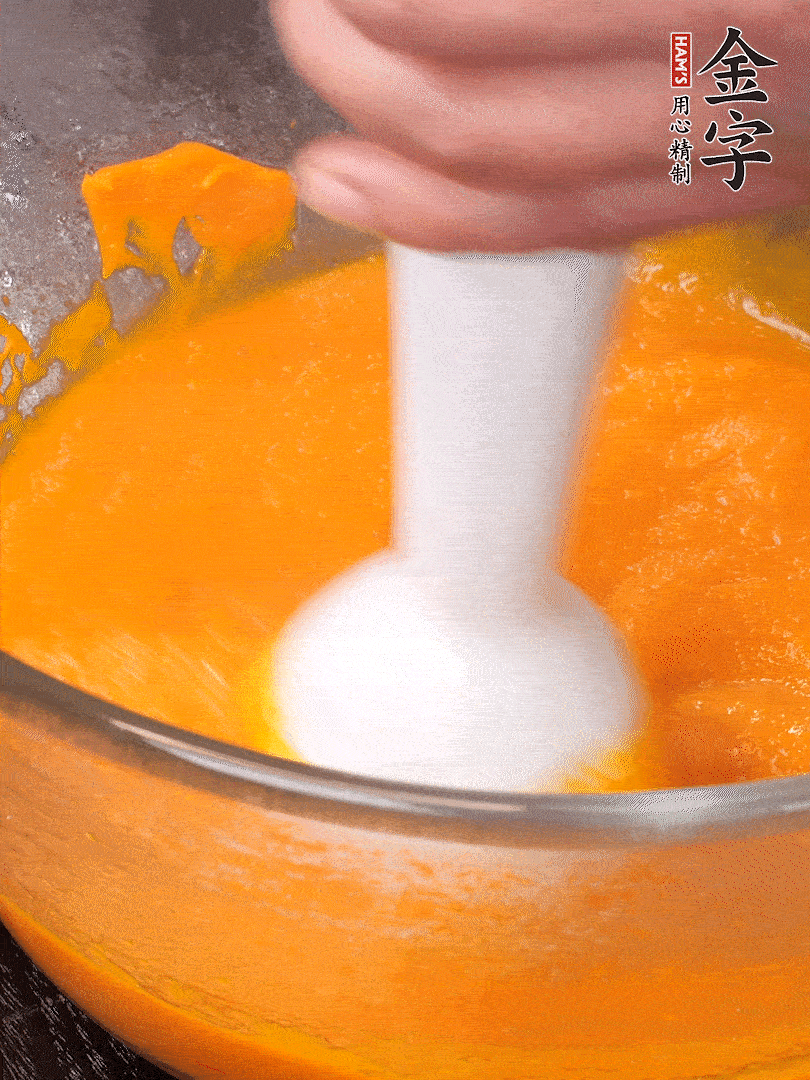 300g南瓜，去皮去瓤切滾刀塊，大火蒸8分鐘，料理機打成泥，篩網過篩成泥