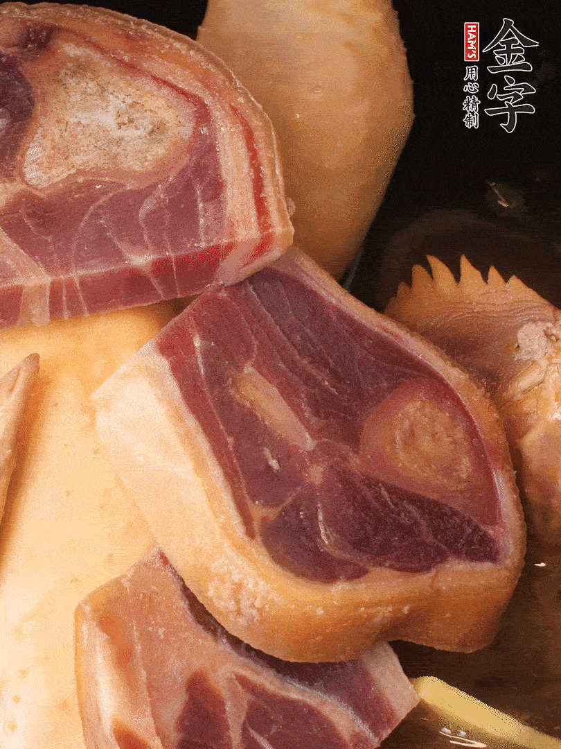 火踵、老母雞加蔥、姜、料酒、清水，大火燒開后轉小火，燉1小時