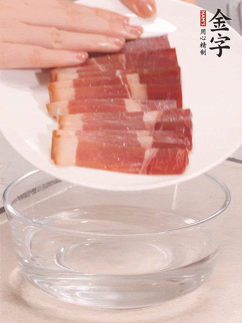 鴨腿冷水下鍋，加姜片、料酒焯水