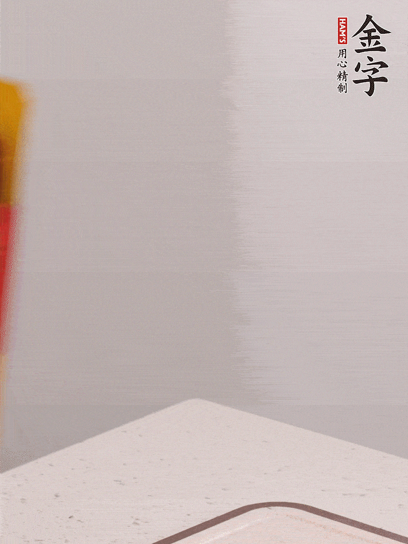 金字火腿切片，溫水浸泡5分鐘，將牛腩放鍋中，倒入比食材多2倍的清水，加姜焯水