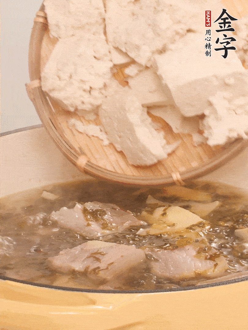 往鍋里加入一倍的水，加豆腐