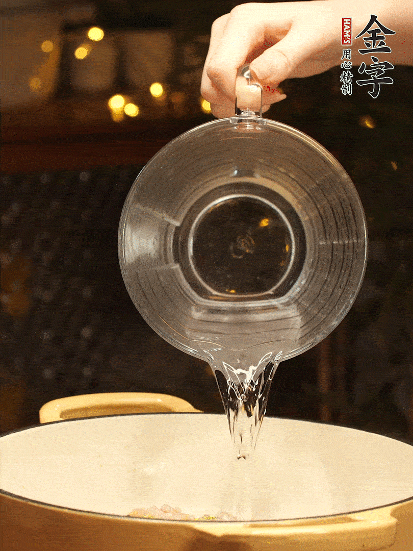 加入120ml水，蓋上蓋子燜幾分鐘撒上蔥花，美美的擺個(gè)盤~