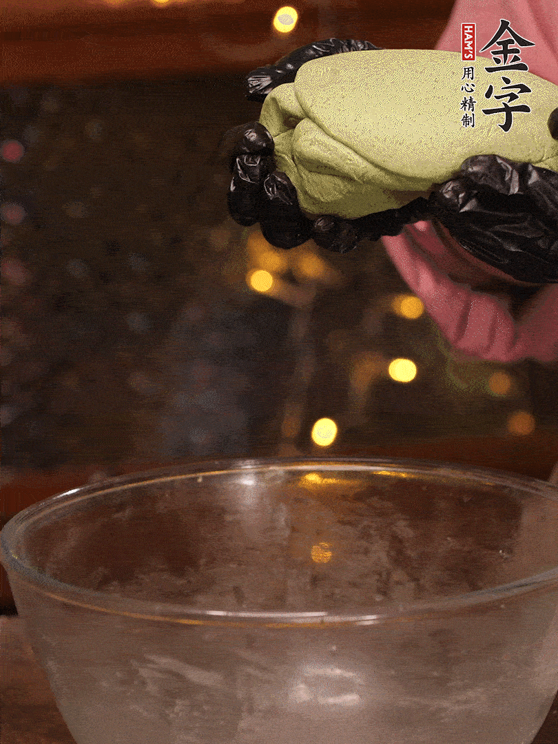 清明粿粉，分次加艾草泥，加點(diǎn)油揉2分鐘，揉到面團(tuán)光滑，醒發(fā)一下