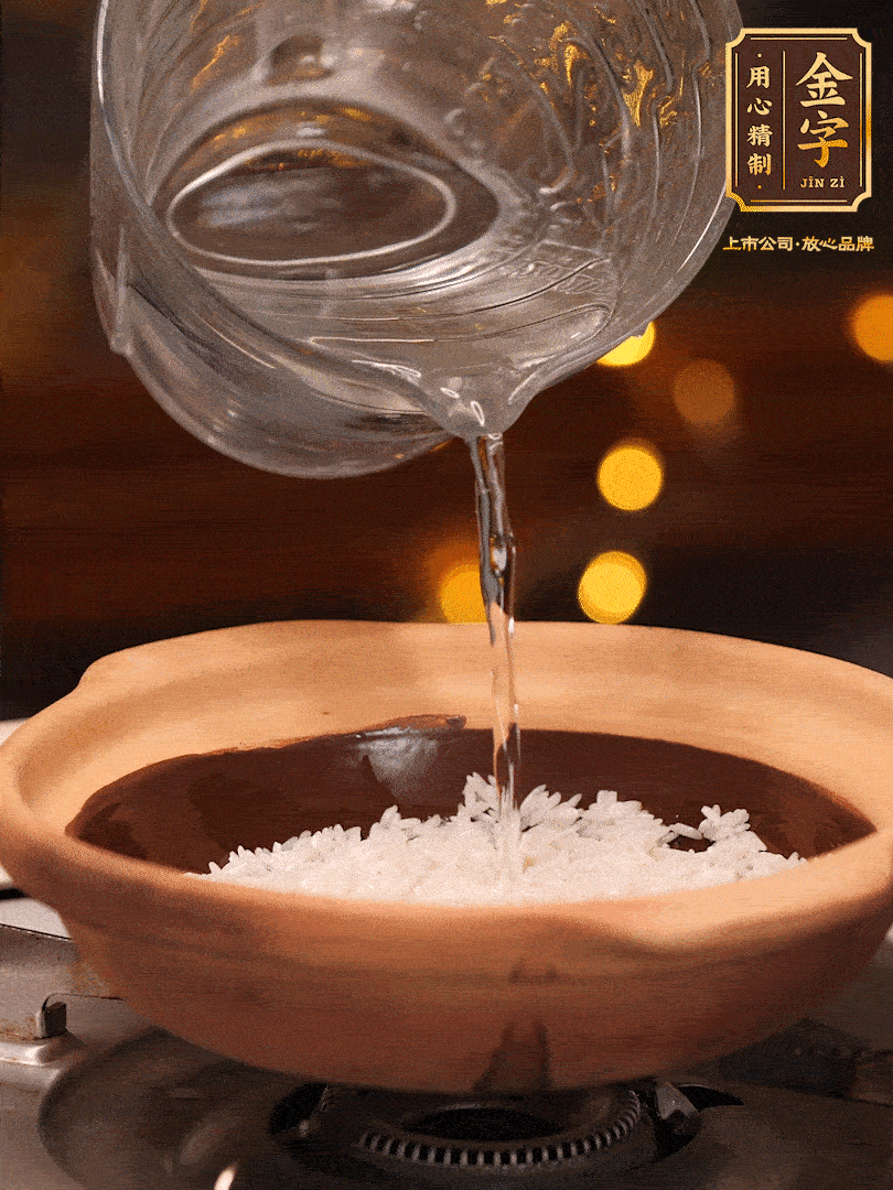 選一個(gè)中意的砂鍋加入1勺花生油并刷勻，倒入泡好的絲苗米、開大火煮至沸騰冒大泡后，轉(zhuǎn)中火蓋蓋燜煮5分鐘