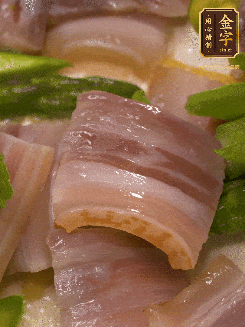 依次下蠶豆、蘆筍、白蘑菇翻炒均勻