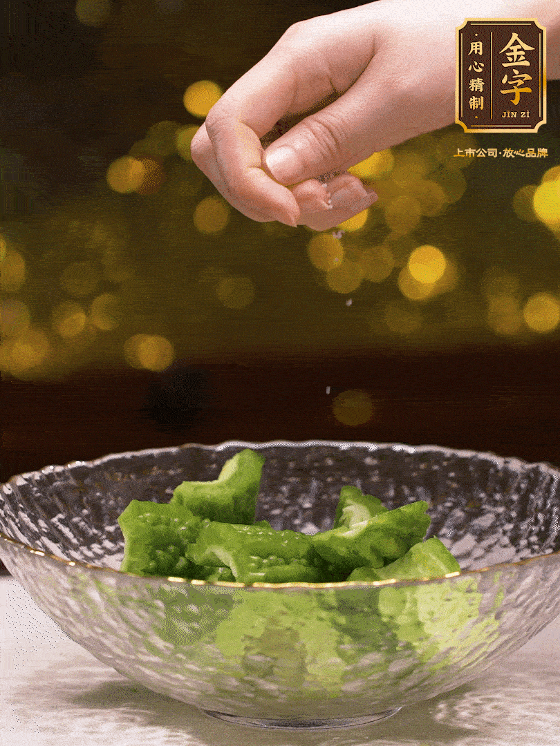 處理好的苦瓜切段（5cm），加點(diǎn)鹽鹽腌一下，去除一下苦味