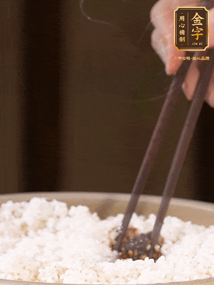 糯米淘洗干凈，浸泡4小時，控干水分后，加鹽、糖、老抽調(diào)味調(diào)色