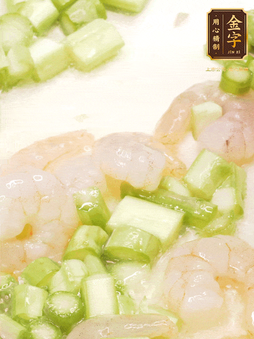 熱油煎香蝦仁，下香腸、蘆筍翻炒，盛出備用。