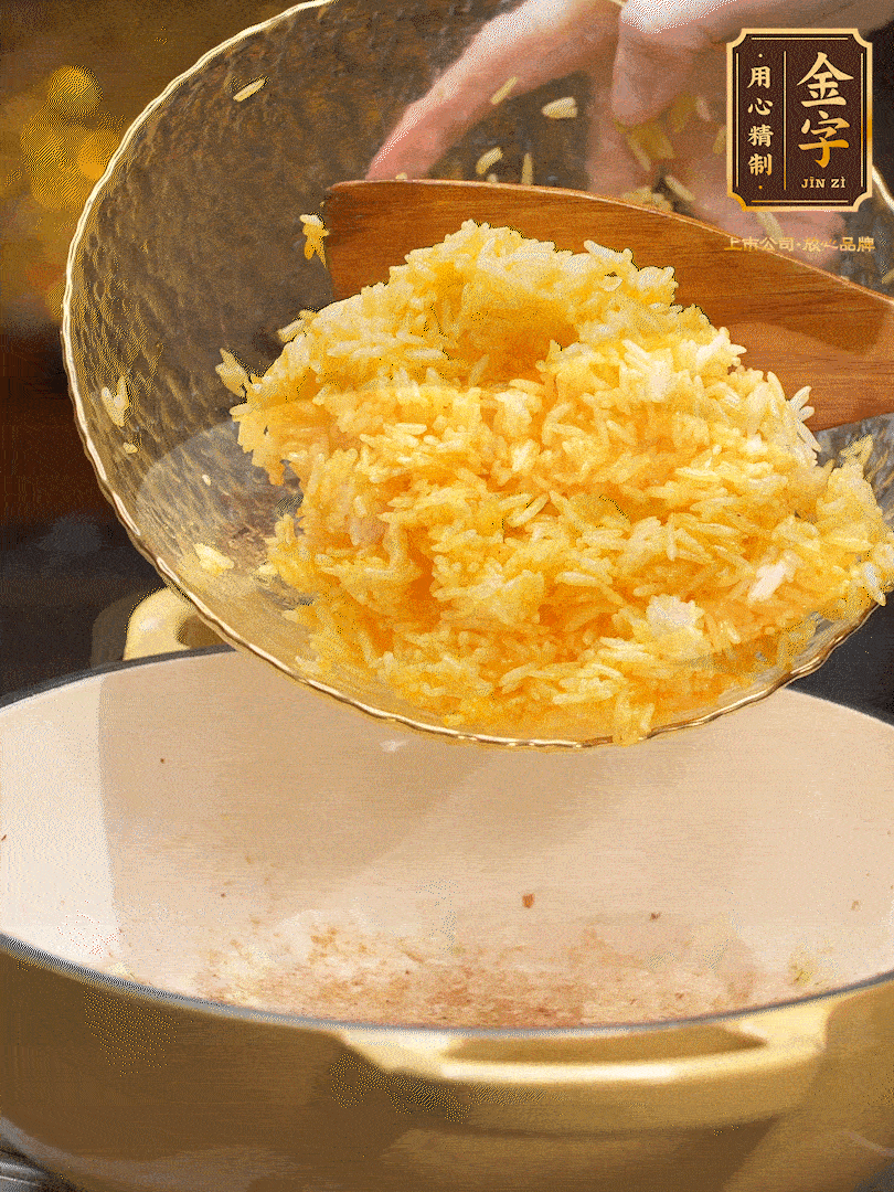 油溫8成熱，下米飯翻炒