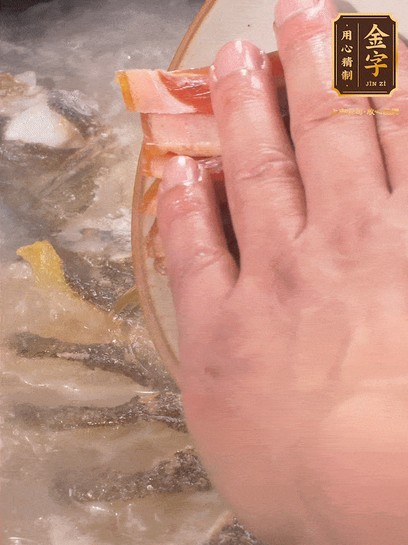 將煎好的魚，倒入三大碗開水。大火煮開后放入1個(gè)蔥結(jié)、2片姜片和1勺料酒和火腿片