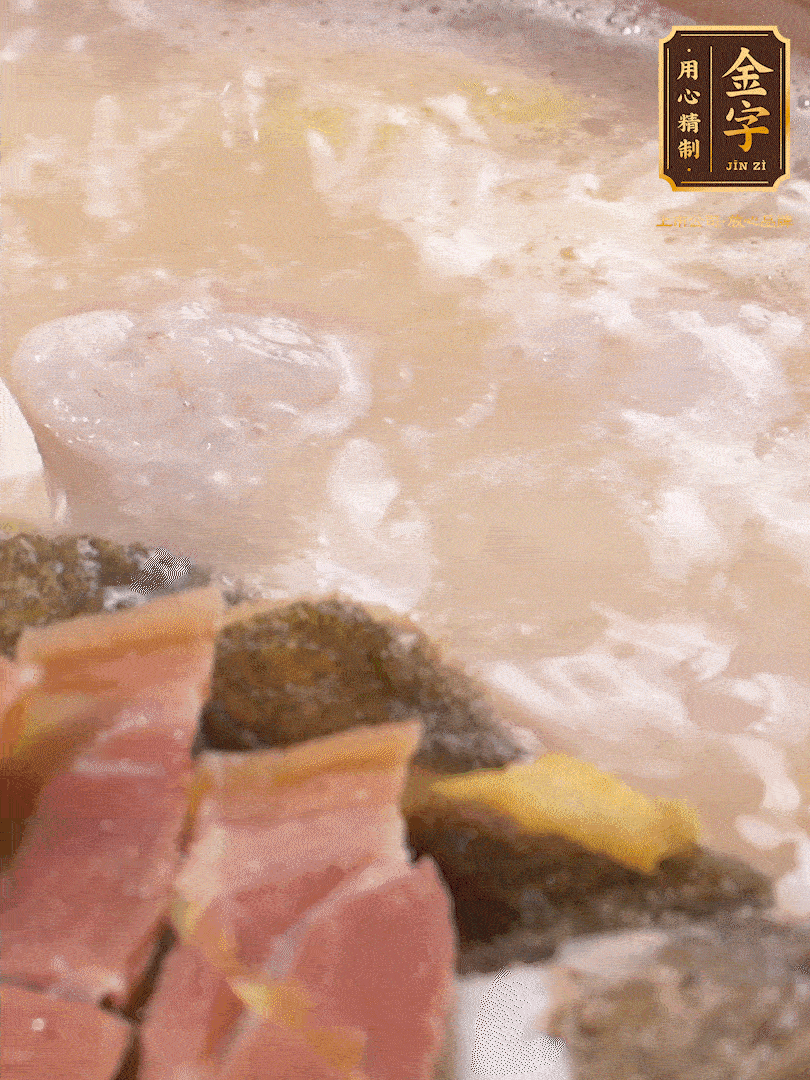 大火煮至沸騰后，轉(zhuǎn)至砂鍋中，繼續(xù)燉煮。這個(gè)時(shí)候可以放入一些自己喜歡吃的配菜比如蝦滑、內(nèi)酯豆腐來(lái)添味