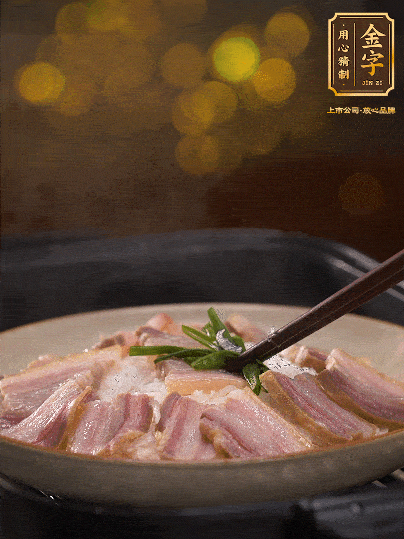 二十分鐘后關(guān)火，去除頂部的蔥段，最后撒上少許的蔥末，就完成了