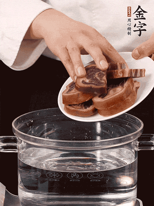 準(zhǔn)備食材。做金銀蹄有2個關(guān)鍵點：食材上火腿當(dāng)然得選足年發(fā)酵的金字火腿，新鮮豬爪最好選前腳、大小適宜的。