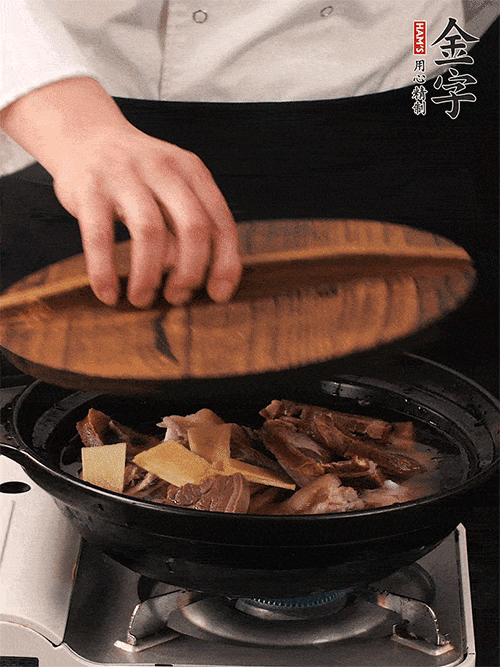 大火煮到沸騰后，轉(zhuǎn)中小火慢燉1個半小時。