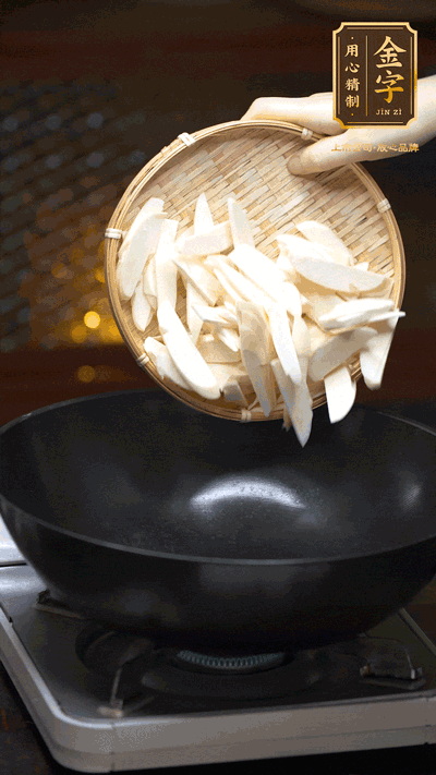 油至5成熱，下茭白塊翻炒，慢慢煎炒至表面微微焦黃