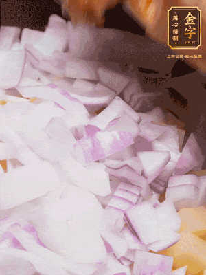 倒入洗干凈的大米、土豆丁、洋蔥碎、排骨、金字火腿xo醬、水