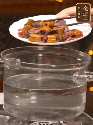 黃鱔冷水下鍋焯燙，再用清水洗凈去除腥味