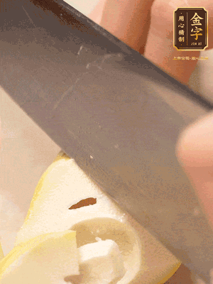 春筍切成滾刀塊，焯水去除澀味