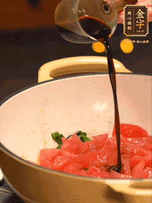 調(diào)味：1勺蠔油、1勺生抽、2轉(zhuǎn)胡椒粉和2勺番茄醬倒入400ml開(kāi)水，燒至湯汁濃厚