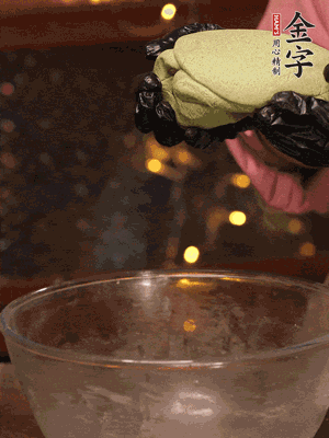 水里放點(diǎn)鹽，燒開后放艾草，一勺小蘇打，撈出浸入涼水，打成艾草泥